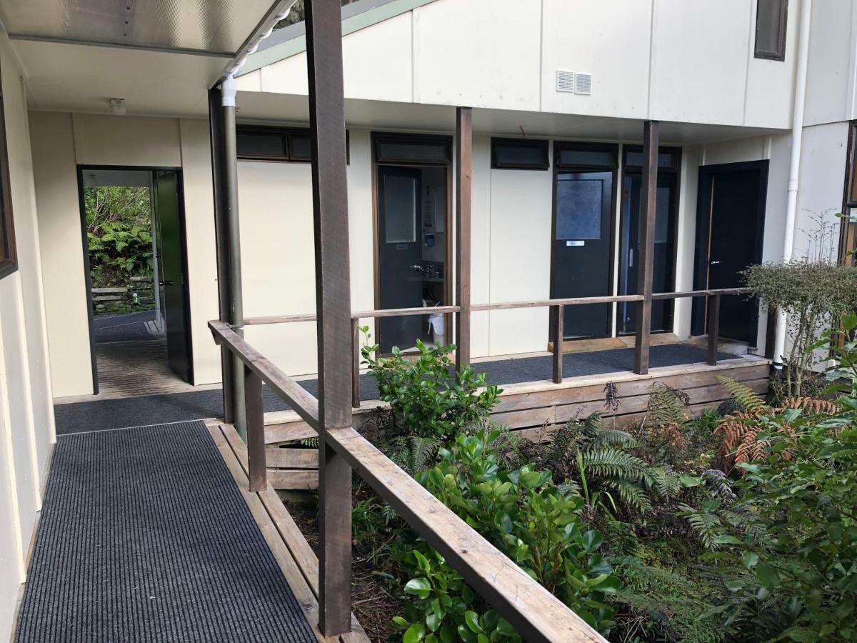 Stewart Island Backpackers Half-moon Bay Exterior foto