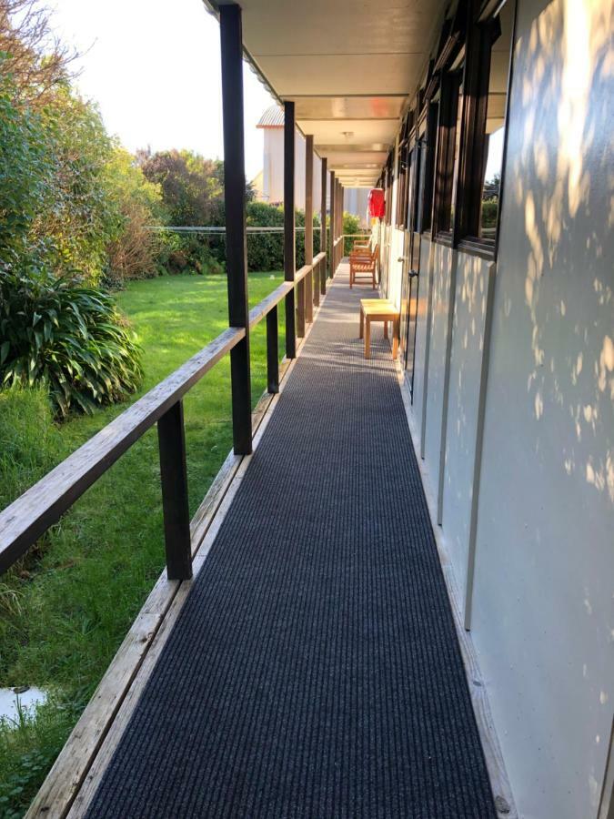 Stewart Island Backpackers Half-moon Bay Exterior foto