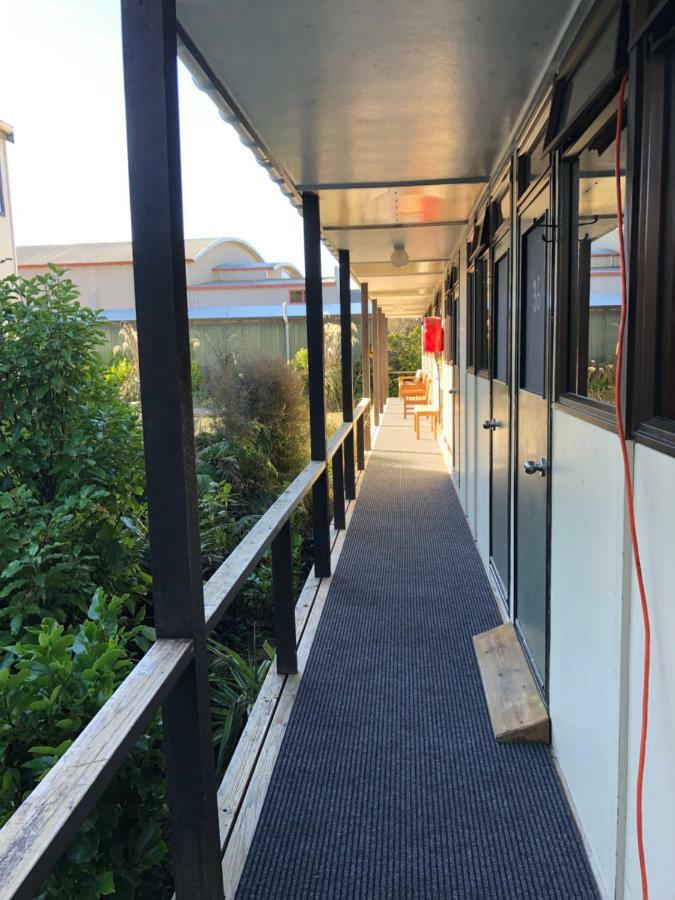 Stewart Island Backpackers Half-moon Bay Exterior foto