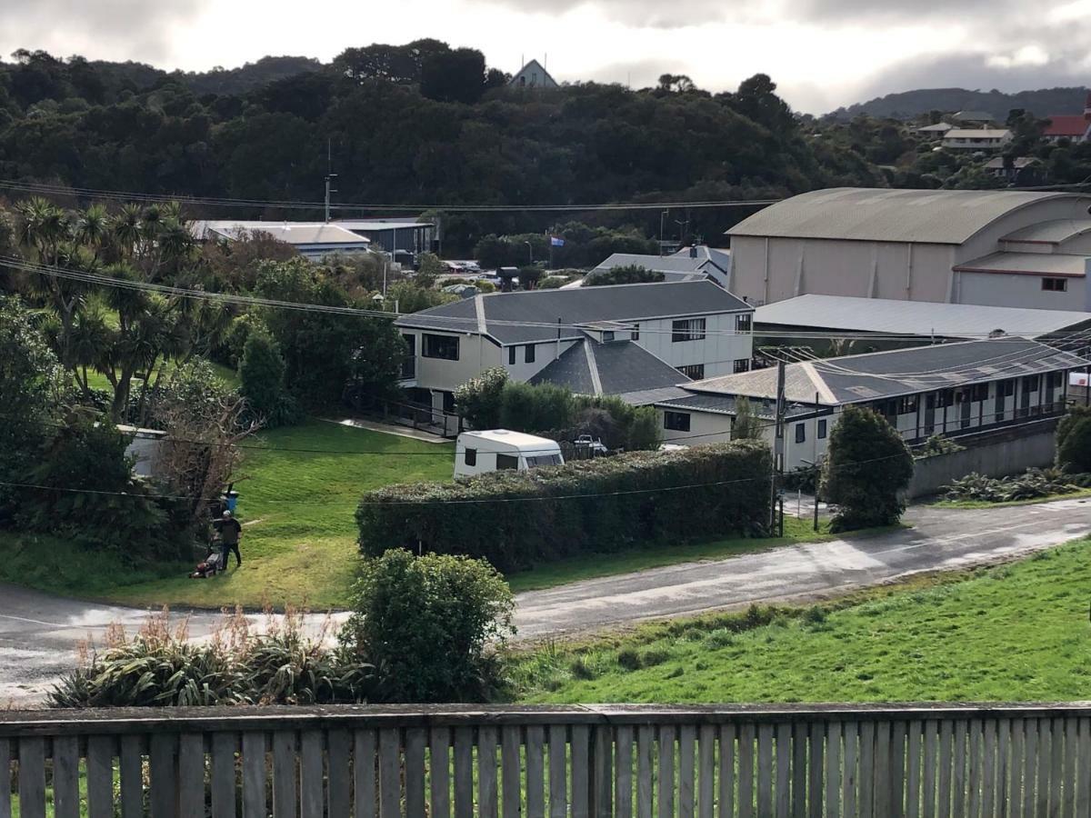 Stewart Island Backpackers Half-moon Bay Exterior foto