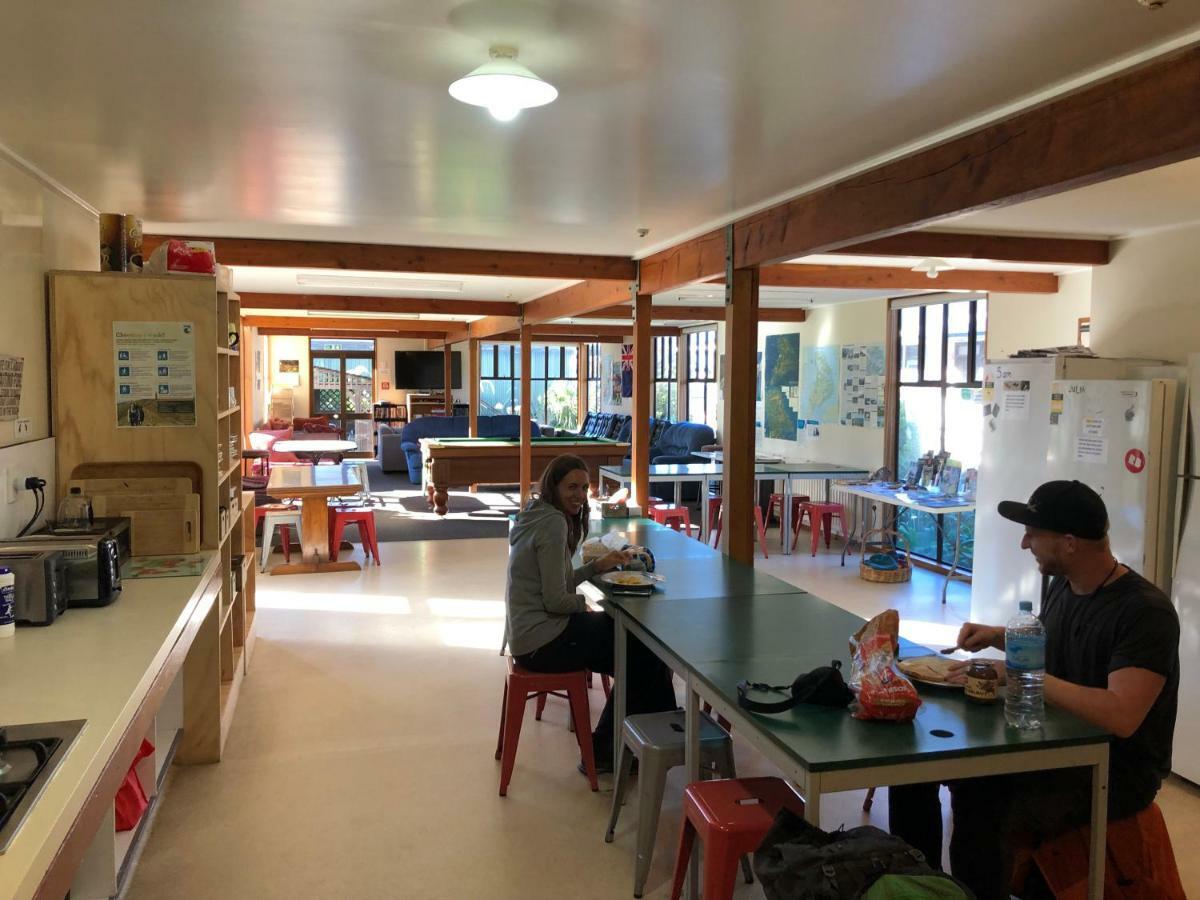 Stewart Island Backpackers Half-moon Bay Exterior foto